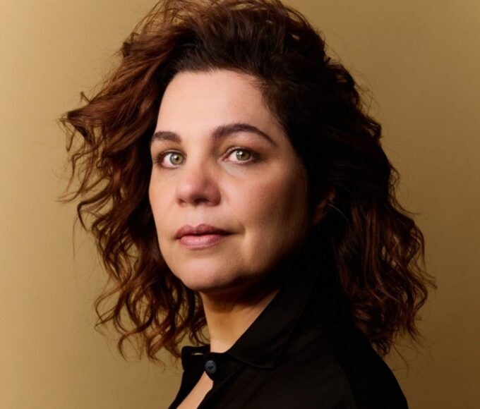 Isabel Teixeira caracterizada como vilã Alt text: Isabel Teixeira caracterizada como a vilã da novela Quem Ama Cuida, de Walcyr Carrasco.