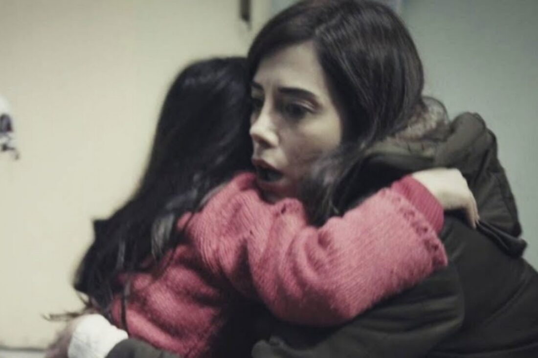 Zeynep segura Melek enquanto fogem para Istambul em cena emocionante de “Mãe”