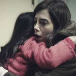 Zeynep segura Melek enquanto fogem para Istambul em cena emocionante de “Mãe”