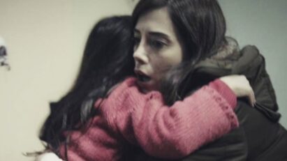 Zeynep segura Melek enquanto fogem para Istambul em cena emocionante de “Mãe”