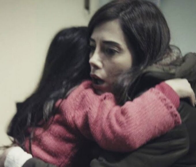 Zeynep segura Melek enquanto fogem para Istambul em cena emocionante de “Mãe”