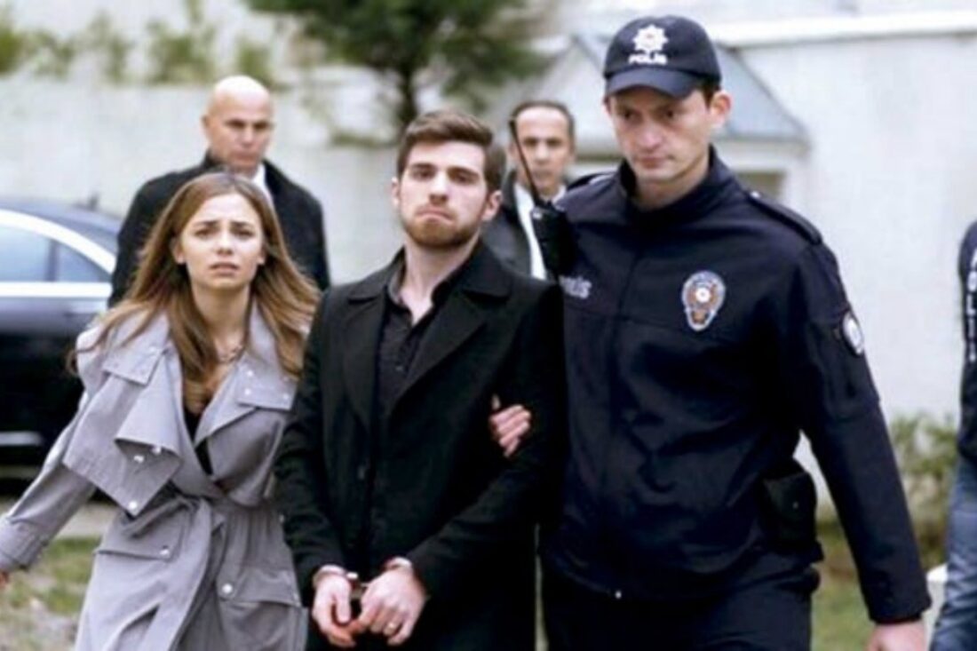 “Nedim sendo conduzido pela polícia após ser acusado de tentativa de homicídio em Cruel Istambul.