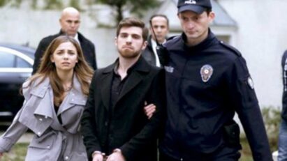 “Nedim sendo conduzido pela polícia após ser acusado de tentativa de homicídio em Cruel Istambul.