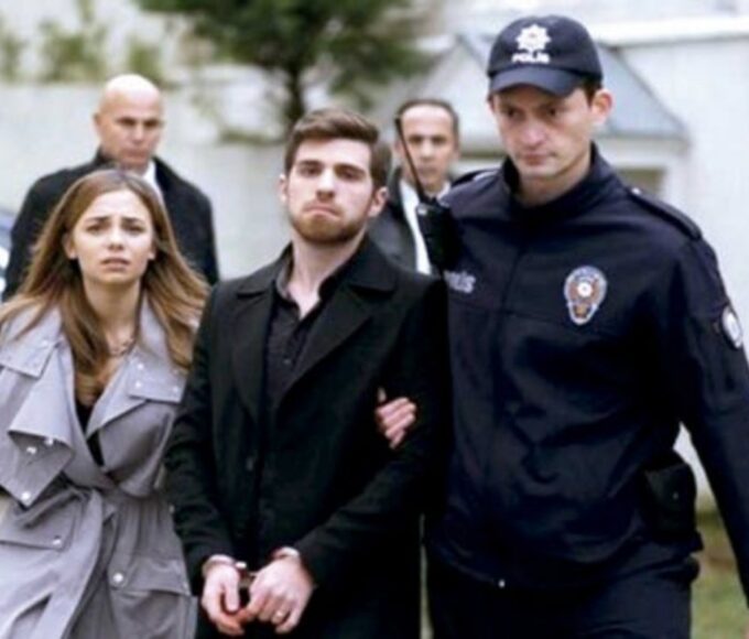 “Nedim sendo conduzido pela polícia após ser acusado de tentativa de homicídio em Cruel Istambul.