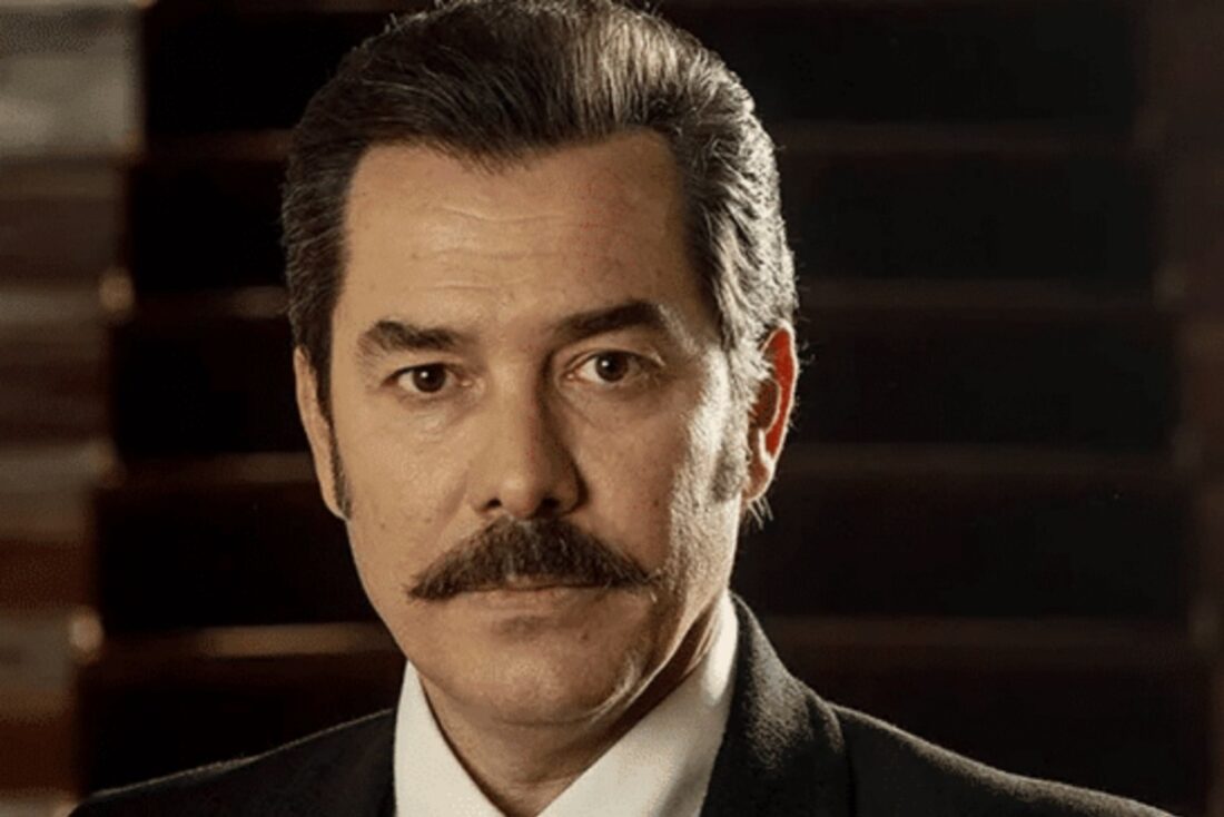 Agah em cena tensa da novela Cruel Istambul