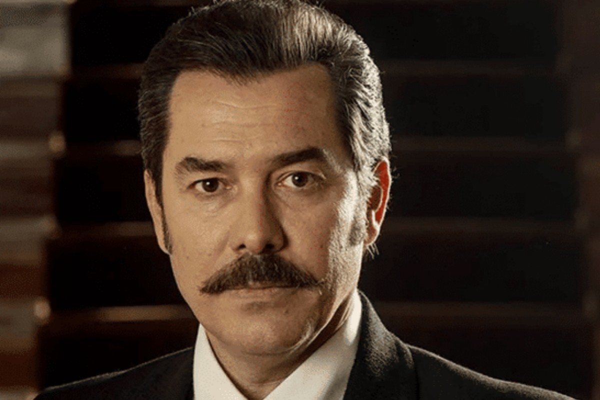 Agah em cena tensa da novela Cruel Istambul