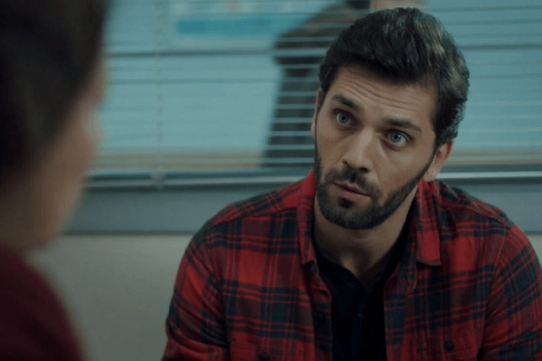 Cena emocionante da novela Mãe, onde Ali confronta Gonul sobre seu segredo no hospital.