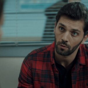 Cena emocionante da novela Mãe, onde Ali confronta Gonul sobre seu segredo no hospital.