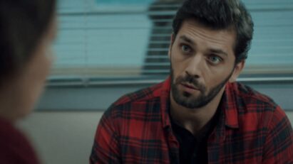 Cena emocionante da novela Mãe, onde Ali confronta Gonul sobre seu segredo no hospital.