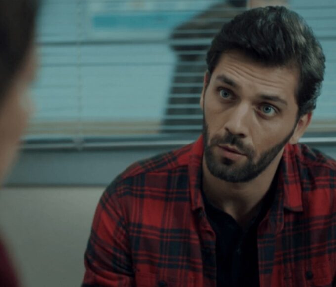 Cena emocionante da novela Mãe, onde Ali confronta Gonul sobre seu segredo no hospital.