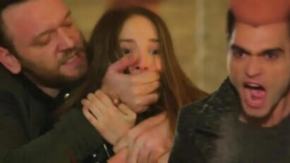 Deniz chega a tempo para salvar Asuman de Muzaffer em cena tensa da novela Dolunay, disponível na Globoplay.”