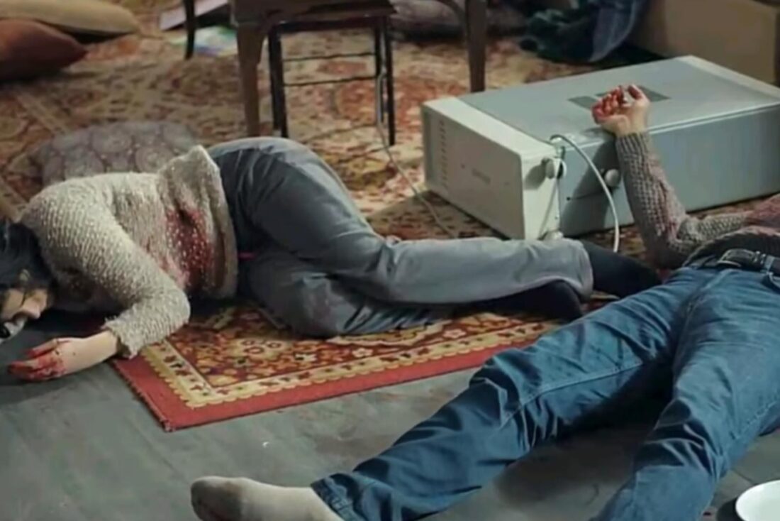 Personagem encontra corpos baleados em casa na novela Mãe