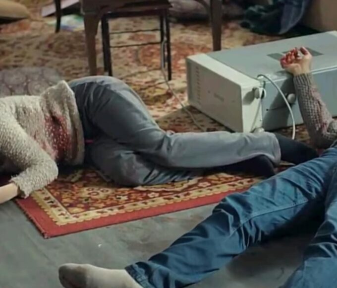 Personagem encontra corpos baleados em casa na novela Mãe