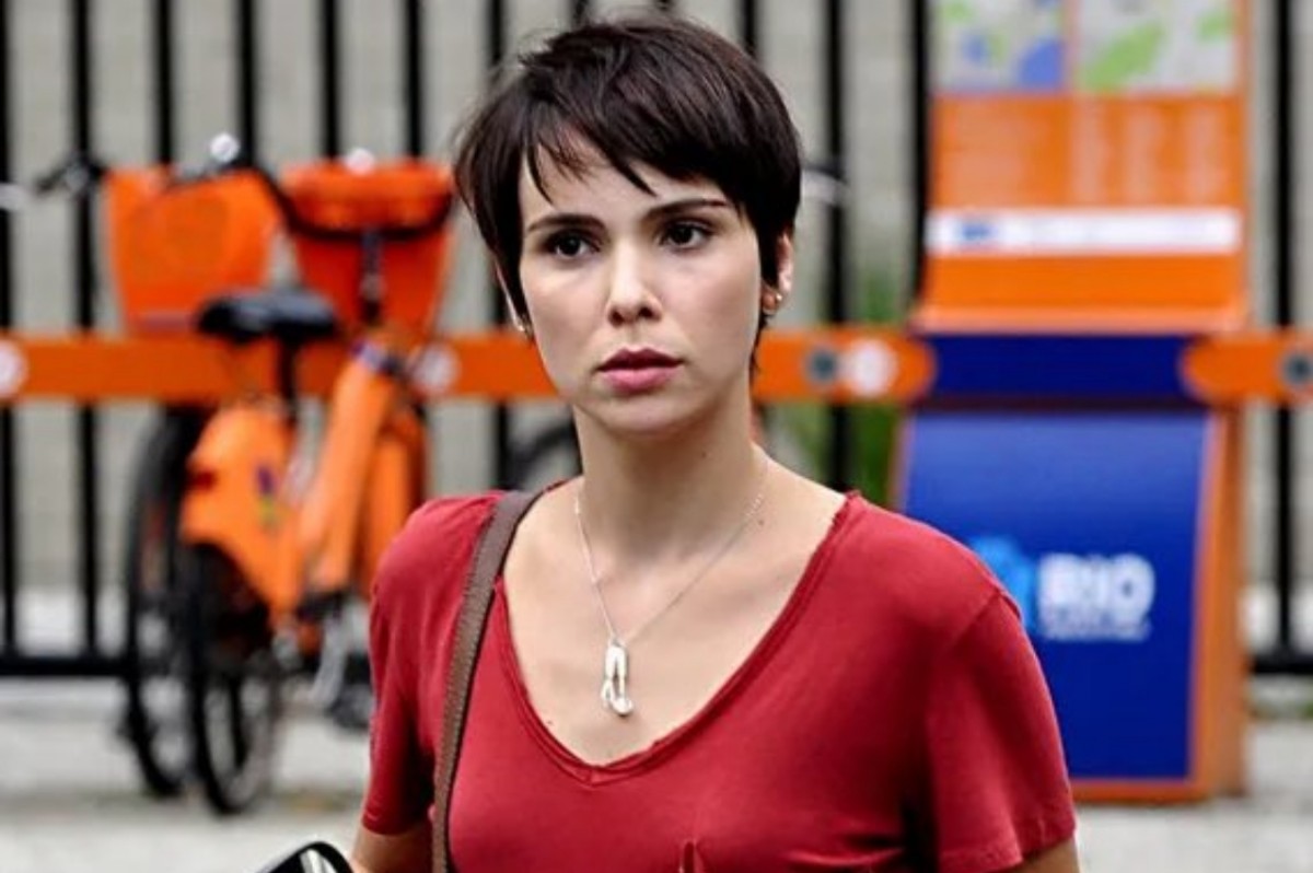 Débora Falabella comenta o legado de Nina em Avenida Brasil e fala sobre possível remake da novela da Globo.