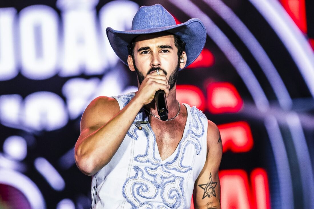 Ator Filipe Bragança grava cenas da novela Coração Acelerado durante show de Maiara & Maraisa no Caldas Country Festival em Caldas Novas.