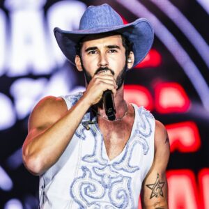 Ator Filipe Bragança grava cenas da novela Coração Acelerado durante show de Maiara & Maraisa no Caldas Country Festival em Caldas Novas.