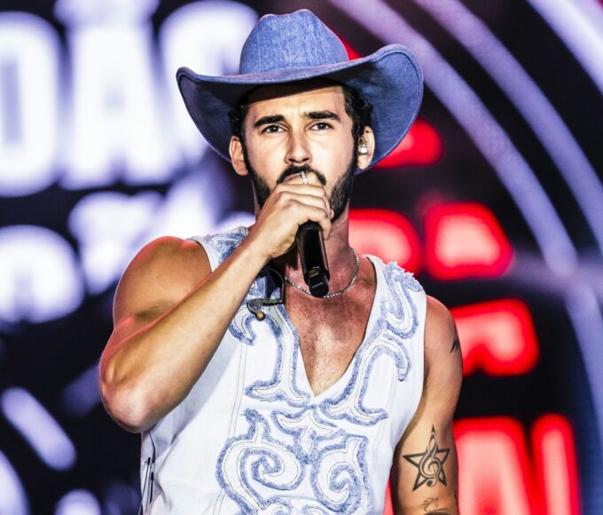 Ator Filipe Bragança grava cenas da novela Coração Acelerado durante show de Maiara & Maraisa no Caldas Country Festival em Caldas Novas.