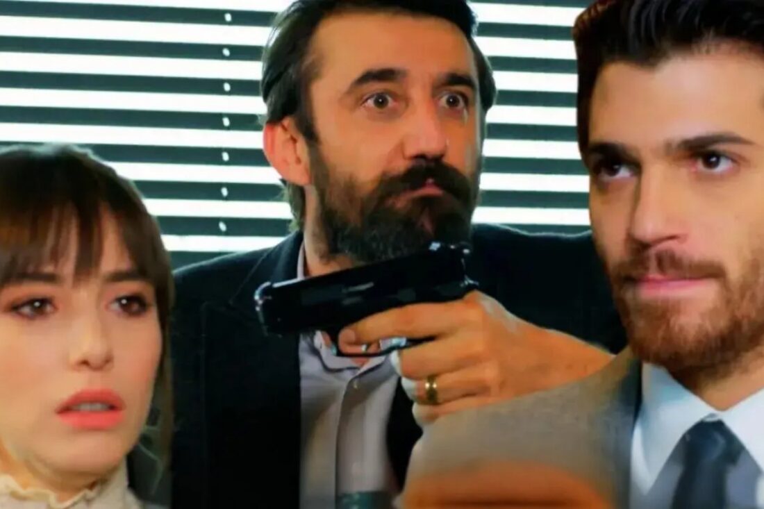 Hakan invade a casa de Ferit em cena tensa de Dolunay na Globoplay