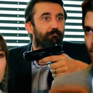 Hakan invade a casa de Ferit em cena tensa de Dolunay na Globoplay