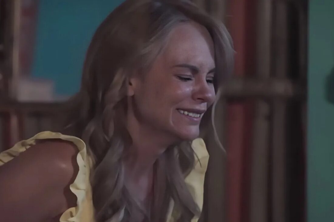 Érica (personagem de A.Mar) chora sozinha em seu quarto após ser desmascarada, cena emocionante do capítulo 88 da novela do SBT.