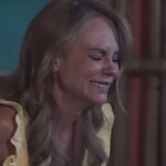 Érica (personagem de A.Mar) chora sozinha em seu quarto após ser desmascarada, cena emocionante do capítulo 88 da novela do SBT.