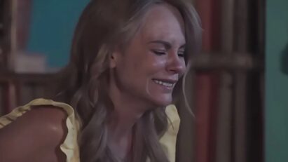 Érica (personagem de A.Mar) chora sozinha em seu quarto após ser desmascarada, cena emocionante do capítulo 88 da novela do SBT.