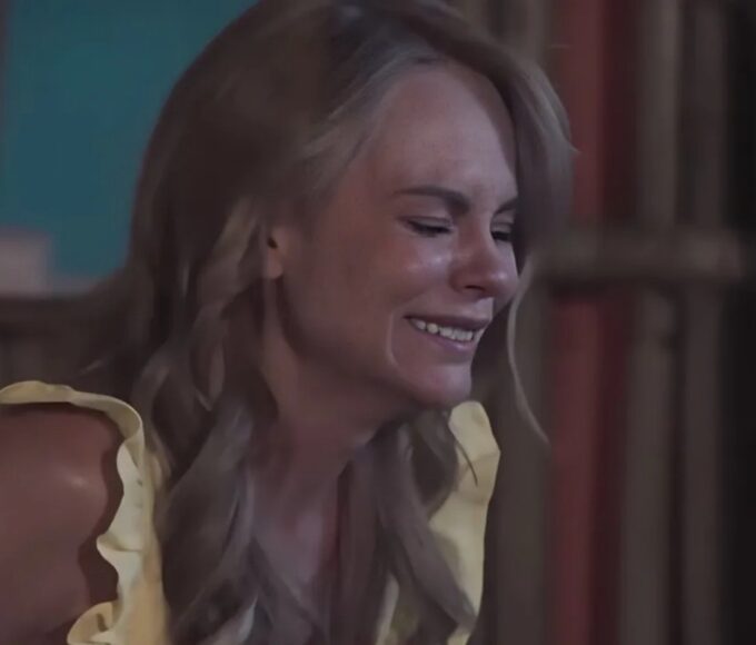 Érica (personagem de A.Mar) chora sozinha em seu quarto após ser desmascarada, cena emocionante do capítulo 88 da novela do SBT.