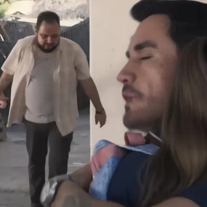 Cena de Azul caminhando com um homem desconhecido na capital, após se perder.”