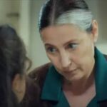 “Gönül descobre a verdade sobre Melek ao ver a foto da menina em um jornal em cena da novela Mãe