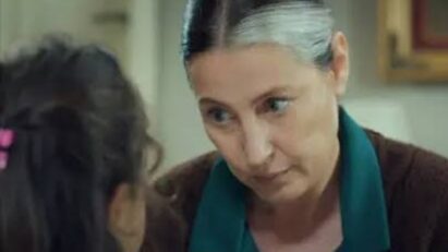 “Gönül descobre a verdade sobre Melek ao ver a foto da menina em um jornal em cena da novela Mãe