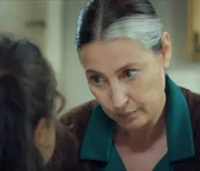 “Gönül descobre a verdade sobre Melek ao ver a foto da menina em um jornal em cena da novela Mãe