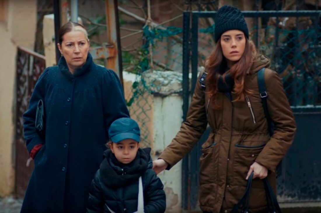 Zeynep, Turna e Gönül em fuga após denúncia de sequestro em cena emocionante da novela turca Mãe, exibida pela Record TV.