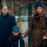 Zeynep, Turna e Gönül em fuga após denúncia de sequestro em cena emocionante da novela turca Mãe, exibida pela Record TV.
