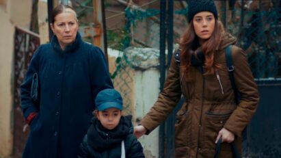 Zeynep, Turna e Gönül em fuga após denúncia de sequestro em cena emocionante da novela turca Mãe, exibida pela Record TV.