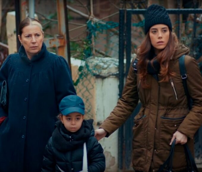 Zeynep, Turna e Gönül em fuga após denúncia de sequestro em cena emocionante da novela turca Mãe, exibida pela Record TV.