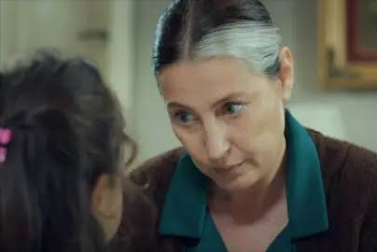 “Gönül descobre a verdade sobre Melek ao ver a foto da menina em um jornal em cena da novela Mãe