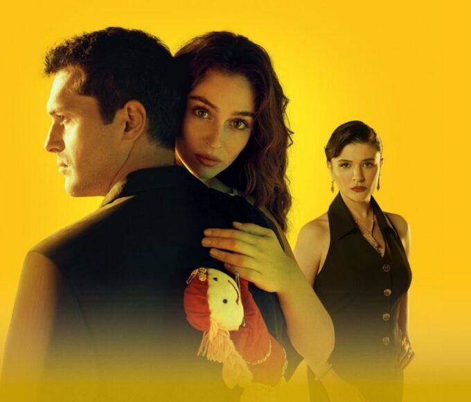 Cemre Baysel interpreta Leyla, protagonista da versão turca de Avenida Brasil, disponível no Globoplay.