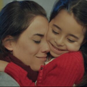 Melek abraça Zeynep emocionada após reencontro comovente