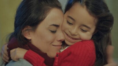 Melek abraça Zeynep emocionada após reencontro comovente