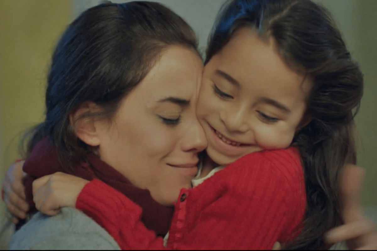 Melek abraça Zeynep emocionada após reencontro comovente