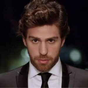 Nedim retorna andando e surpreende a família na mansão Karacay em Cruel Istambul”.