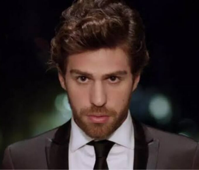 Nedim retorna andando e surpreende a família na mansão Karacay em Cruel Istambul”.