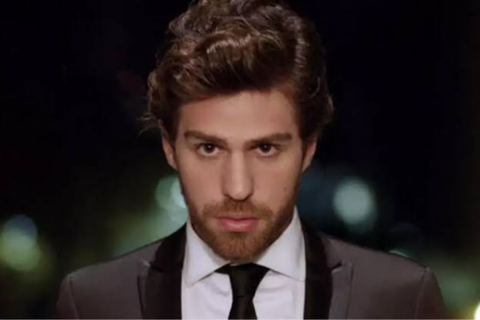 Nedim retorna andando e surpreende a família na mansão Karacay em Cruel Istambul”.