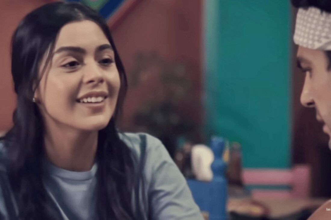 Perla emocionada e chorando após rejeição de Valentin na novela A.MAR.