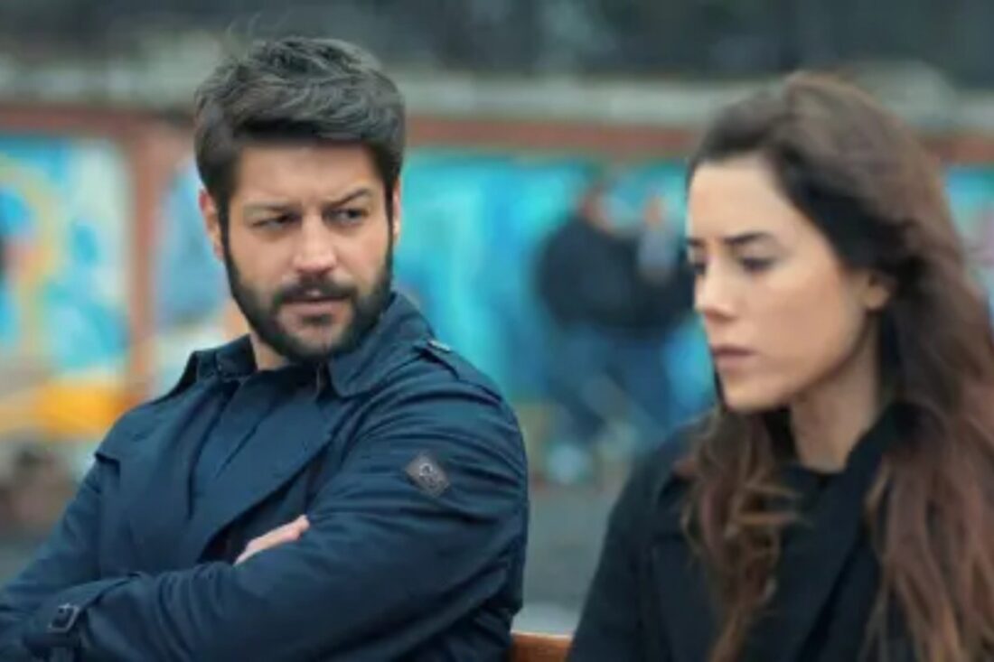 Sinan e Zeynep em momento tenso de revelação no novo episódio da novela turca Mãe, exibida pela Record TV.