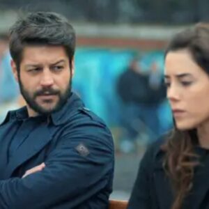 Sinan e Zeynep em momento tenso de revelação no novo episódio da novela turca Mãe, exibida pela Record TV.