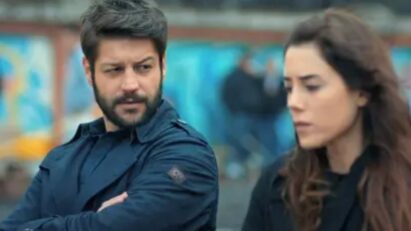Sinan e Zeynep em momento tenso de revelação no novo episódio da novela turca Mãe, exibida pela Record TV.