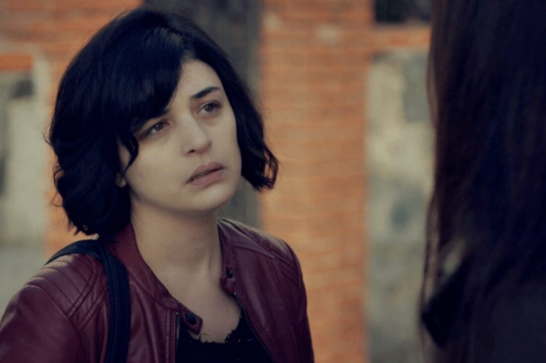 Sule abre mão de Melek e confronta Zeynep