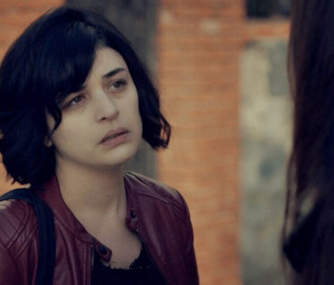 Sule abre mão de Melek e confronta Zeynep