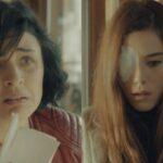 Sule encara Zeynep furiosa após descobrir o nome da professora no caderno de Melek na novela “Mãe” da Record TV.